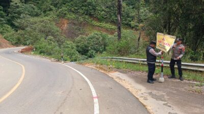 Polsek Linge Patroli Daerah Rawan, Pasang Police Line di Lokasi Jalan Amblas dan Longsor