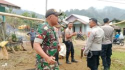 Perkuat Sinergitas, Babinsa dan Polri Komsos di Desa Kuyun Uken Saat Lebaran