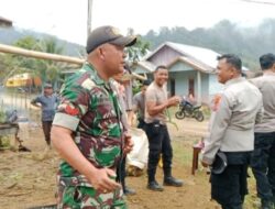 Perkuat Sinergitas, Babinsa dan Polri Komsos di Desa Kuyun Uken Saat Lebaran