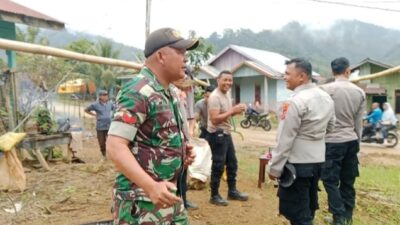 Perkuat Sinergitas, Babinsa dan Polri Komsos di Desa Kuyun Uken Saat Lebaran
