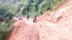 Longsor Susulan Tutup Akses Jalan di Rusip Antara, Polisi dan Warga Bergerak Cepat Lakukan Pembersihan