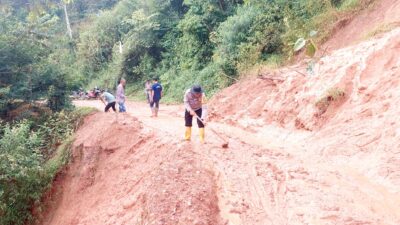 Longsor Susulan Tutup Akses Jalan di Rusip Antara, Polisi dan Warga Bergerak Cepat Lakukan Pembersihan