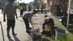 Satlantas Polres Aceh Tengah dan Polsek Bebesen Gotong Royong Bersama Warga Pulihkan Drainase, Antisipasi Banjir