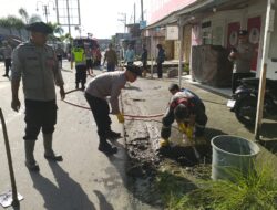 Satlantas Polres Aceh Tengah dan Polsek Bebesen Gotong Royong Bersama Warga Pulihkan Drainase, Antisipasi Banjir