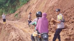 Akses Tunggal Pilar Wih Kiri–Tirmiara Rusip Antara Tertutup Longsor, Polisi dan Warga Bergerak Cepat Bersihkan Material