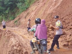 Akses Tunggal Pilar Wih Kiri–Tirmiara Rusip Antara Tertutup Longsor, Polisi dan Warga Bergerak Cepat Bersihkan Material