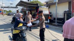 Jumat Berkah Polres Aceh Tengah Kembali Bagikan Makanan dan Bubur untuk Masyarakat di Depan Mapolres