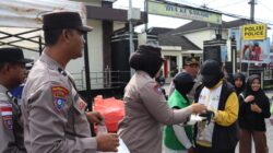 Polres Aceh Tengah Tebar Kepedulian di Jumat Berkah, Beri Tali asih bagi Warga masyarakat yg berprofesi sebagai Petugas Penggali kubur dan memandikan jenazah