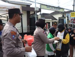 Polres Aceh Tengah Tebar Kepedulian di Jumat Berkah, Beri Tali asih bagi Warga masyarakat yg berprofesi sebagai Petugas Penggali kubur dan memandikan jenazah