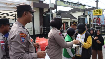 Polres Aceh Tengah Tebar Kepedulian di Jumat Berkah, Beri Tali asih bagi Warga masyarakat yg berprofesi sebagai Petugas Penggali kubur dan memandikan jenazah