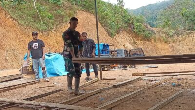 Babinsa Koramil 01/Lut Tawar Gelar Karya Bakti Bersama Warga di Paya Reje