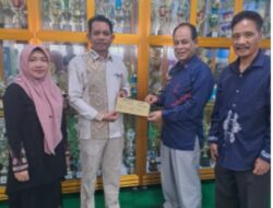 IKA SMA 1 Serahkan Donasi Untuk Keperluan Eksekusi Objek Lahan Sengketa ke SMA Negeri 1 Takengon