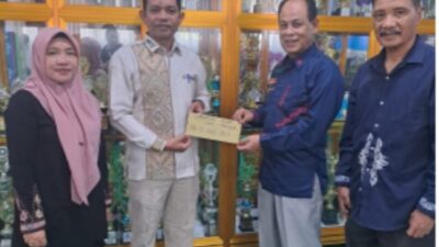 IKA SMA 1 Serahkan Donasi Untuk Keperluan Eksekusi Objek Lahan Sengketa ke SMA Negeri 1 Takengon