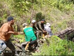 Semangat Gotong Royong,Puluhan Warga PantanNangka Buat Jembatan Kayu Jalan Kebun.