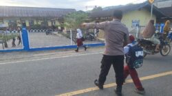 Polsek Celala Hadir di Pagi Hari, Bantu Pelajar Menyeberang dan Jaga Keselamatan Pengguna Jalan