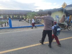 Polsek Celala Hadir di Pagi Hari, Bantu Pelajar Menyeberang dan Jaga Keselamatan Pengguna Jalan