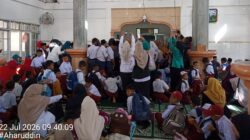 Ibu Gubernur Aceh Serahkan Bantuan Perlengkapan Sekolah dan Tinjau SD Negeri 11 Linge Pascabanjir