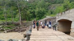 PT.THL Bersama Mitra dan Warga Perbaiki Jembatan Simpil Penarun Kecamatan Linge