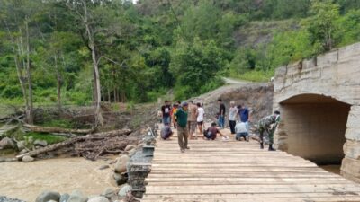 PT.THL Bersama Mitra dan Warga Perbaiki Jembatan Simpil Penarun Kecamatan Linge
