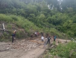 PT THL Gotong Royong Perbaikan Jalan Bersama Mitra dan Warga Atu Payung.