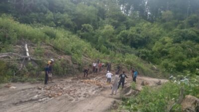 PT THL Gotong Royong Perbaikan Jalan Bersama Mitra dan Warga Atu Payung.