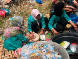 Kelompok 1 PPKPM IAIN Takengon Desa Kemerleng Bersama Camat Linge dan Reje Se-Kecamatan Linge Salurkan Bantuan untuk Korban Kebakaran di Jagong Jeget