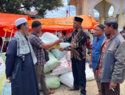 Pemdes Kampung PantanNangka Salurkan Bantuan kepada Korban Kebakaran Jagong Jeget.
