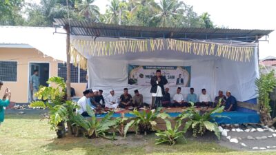 TGK.Riskana isi Ceramah, Dengan tema ” Meneladani Akhlak serta Meningkatkan Kecintaan Kita Kepada Rasulullah Muhammad Saw”   Aceh Tengah–Tgk.Riskana Isi Ceramah Maulid Nabi Muhammad SAW Di Kampung PantanNangka 1448 H/2026 M. Maulid Nabi Muhammad SAW merupakan peringatan yang selalu dinantikan oleh umat Islam di seluruh dunia, termasuk di Indonesia. Peringatan ini dilakukan untuk mengenang kelahiran Nabi Muhammad SAW, yang diyakini terjadi pada hari Senin, 12 Rabiul Awal tahun Gajah di Makkah. Malam kelahiran beliau sering digambarkan sebagai malam yang penuh cahaya, simbol dari anugerah besar yang diberikan Allah SWT kepada umat manusia dan alam semesta.   Dalam konteks ini, Maulid Nabi memiliki banyak nilai dan makna yang mendalam bagi kehidupan umat Islam.  Di kampung Pantannangka Kecamatan Linge Aceh tengah Maulid Nabi dirayakan dengan berbagai tradisi keislaman yang sarat makna. Berbagai acara seperti tabligh akbar, pembacaan sholawat, serta kegiatan sosial lainnya digelar di depan Masjid Baitul Hamdi kampung setempat, Peringatan ini bukan sekadar untuk mengenang hari kelahiran Nabi Muhammad SAW, tetapi juga untuk meneladani sifat dan akhlak mulia beliau yang penuh kasih sayang, kejujuran, dan keberanian dalam menegakkan kebenaran.  Menurut Iman Kampung PantanNangka Tgk.Ramadhan 25/08/2026.  peringatan Maulid Nabi Muhammad SAW adalah tradisi yang baik dan seharusnya dilestarikan. Beliau menegaskan bahwa peringatan ini bukanlah bagian dari ibadah yang sering diperdebatkan keabsahannya. Sebaliknya, peringatan ini dinilai sebagai praktik yang membawa kebaikan dan nilai positif bagi umat Islam. Dengan demikian, Maulid Nabi menjadi sebuah momen refleksi yang penting.  Memaknai Maulid Nabi juga berarti memperdalam pemahaman kita tentang sejarah perjuangan Nabi Muhammad SAW. Beliau lahir dalam masyarakat yang penuh dengan kebodohan dan kekejaman, namun berhasil mengubahnya menjadi masyarakat yang beradab dan bermoral. Dengan meneladani perjalanan hidup Nabi, umat Islam diajak untuk selalu berusaha menebar kebaikan dan menjauhi segala bentuk kemungkaran. Peringatan ini juga menjadi sebuah pengingat agar setiap Muslim terus berupaya meningkatkan kualitas iman dan amal shalih.  Bulan Rabiul Awal, bulan kelahiran Nabi Muhammad SAW, memiliki keistimewaan tersendiri. Dalam kitab adz-Dzakhâir al-Muhammadiyyah, Sayyid Muhammad ibn Alawi Al Maliki menjelaskan bahwa Nabi Muhammad SAW tidak menjadi mulia karena waktu kelahirannya, tetapi justru waktu itulah yang menjadi mulia karena kelahiran Nabi. Oleh karena itu, bulan Rabiul Awal dipandang sebagai bulan yang penuh berkah, dan memperingati Maulid Nabi pada bulan ini dianggap sebagai salah satu cara terbaik untuk menunjukkan rasa syukur dan cinta kepada Nabi Muhammad SAW.  Penting untuk memahami bahwa segala bentuk perayaan harus tetap dalam koridor yang sesuai dengan ajaran Islam.    mengingatkan bahwa ekspresi kebahagiaan yang berlebihan hingga melibatkan perbuatan yang makruh atau bahkan haram harus dihindari. Peringatan Maulid Nabi seharusnya diisi dengan kegiatan yang bermanfaat, seperti pembacaan ayat-ayat Al-Qur’an, dzikir, tahlil, serta pembacaan sejarah dan perjuangan Nabi Muhammad SAW. Ini menegaskan pentingnya menjaga kesucian dan tujuan dari peringatan ini.  Tambahnya peringatan Maulid Nabi adalah aktivitas yang bernilai ibadah dan bisa mendatangkan pahala.  Beliau menganjurkan umat Islam untuk merayakan Maulid Nabi dengan cara berkumpul, membagikan makanan, dan melakukan berbagai ibadah lainnya. Kegiatan seperti ini dapat mempererat tali silaturahmi dan memperkuat ukhuwah Islamiyah di antara sesama umat. Dengan demikian, peringatan Maulid Nabi juga menjadi sarana untuk memperbaiki diri dan lingkungan sekitar.  Memaknai Maulid Nabi bukan hanya tentang merayakan kelahiran Nabi Muhammad SAW, tetapi juga tentang memahami dan menerapkan ajaran-ajaran beliau dalam kehidupan sehari-hari. Maulid Nabi mengajarkan kita untuk meneladani akhlak mulia Nabi dalam setiap aspek kehidupan, mulai dari hubungan sosial, ekonomi, hingga pemerintahan. Dengan demikian, Maulid Nabi tidak hanya menjadi acara tahunan, tetapi juga sebuah refleksi untuk menjadi manusia yang lebih baik dan lebih bermanfaat bagi masyarakat.  Maulid Nabi Muhammad SAW adalah tradisi yang sarat makna dan manfaat bagi umat Islam. Melalui peringatan ini, kita diingatkan untuk terus meneladani sifat-sifat Nabi, memperkuat silaturahmi, dan menjaga keharmonisan hidup bermasyarakat. Dengan memaknai Maulid Nabi secara benar, kita dapat menjadi umat yang lebih baik dan lebih beradab, sesuai dengan ajaran Islam yang dibawa oleh Nabi Muhammad SAW.  Sebagai kesimpulan, Maulid Nabi merupakan kesempatan emas untuk merenungkan kembali perjuangan dan pengorbanan Nabi Muhammad SAW. Ini adalah momen bagi umat Islam untuk memperkuat iman, meningkatkan amal, dan mempererat ukhuwah Islamiyah. Dengan demikian, Maulid Nabi tidak hanya menjadi acara seremonial, tetapi juga menjadi refleksi mendalam bagi setiap Muslim untuk terus memperbaiki diri sesuai dengan ajaran Nabi Muhammad SAW.