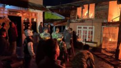 Kebakaran Dua Rumah di Takengon Timur, Babinsa Koramil 01/Lut Tawar Turun Padamkan Api