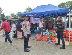 Amankan Pasar Murah, Polsek Kute Panang Hadir Beri Rasa Aman bagi Masyarakat  ACEH TENGAH – Kehadiran Polri di tengah masyarakat kembali terlihat dalam kegiatan Pasar Murah di Kecamatan Kute Panang, Kabupaten Aceh Tengah. Personel Polsek Kute Panang melakukan pengamanan untuk memastikan masyarakat dapat memenuhi kebutuhan bahan pokok dengan aman, tertib dan nyaman, Jumat (2/10/2026).  Pasar Murah yang digelar Dinas Perdagangan Kabupaten Aceh Tengah tersebut berlangsung di halaman Kantor Camat Kute Panang, Kampung Ratawali, mulai pukul 09.00 WIB. Kegiatan merupakan bagian dari Operasi Pasar Reguler dan Pasar Khusus untuk menyediakan kebutuhan pokok dengan harga terjangkau bagi masyarakat.  Sejumlah bahan pokok dijual dalam satu paket senilai Rp245.000. Paket tersebut terdiri atas beras premium 10 kilogram seharga Rp115.000, telur ayam satu papan Rp45.000, minyak goreng dua liter Rp41.000, gula pasir dua kilogram Rp34.000, serta tepung terigu satu kilogram Rp10.000.  Kapolres Aceh Tengah AKBP Teguh Siswoyo, S.H., S.I.K., M.H., melalui Kapolsek Kute Panang IPTU Kamaruddinsyah, S.H., mengatakan pengamanan dilakukan sebagai bentuk kehadiran Polri dalam memberikan rasa aman kepada masyarakat.  “Polri hadir bukan hanya dalam situasi gangguan keamanan, tetapi juga dalam kegiatan masyarakat. Kami memastikan Pasar Murah berjalan aman dan tertib sehingga masyarakat dapat memperoleh kebutuhan pokok dengan nyaman,” katanya.  Polres Aceh Tengah Melayani dengan HATI. Musara Ate, Sara Tuju untuk Masyarakat.
