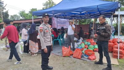 Amankan Pasar Murah, Polsek Kute Panang Hadir Beri Rasa Aman bagi Masyarakat  ACEH TENGAH – Kehadiran Polri di tengah masyarakat kembali terlihat dalam kegiatan Pasar Murah di Kecamatan Kute Panang, Kabupaten Aceh Tengah. Personel Polsek Kute Panang melakukan pengamanan untuk memastikan masyarakat dapat memenuhi kebutuhan bahan pokok dengan aman, tertib dan nyaman, Jumat (2/10/2026).  Pasar Murah yang digelar Dinas Perdagangan Kabupaten Aceh Tengah tersebut berlangsung di halaman Kantor Camat Kute Panang, Kampung Ratawali, mulai pukul 09.00 WIB. Kegiatan merupakan bagian dari Operasi Pasar Reguler dan Pasar Khusus untuk menyediakan kebutuhan pokok dengan harga terjangkau bagi masyarakat.  Sejumlah bahan pokok dijual dalam satu paket senilai Rp245.000. Paket tersebut terdiri atas beras premium 10 kilogram seharga Rp115.000, telur ayam satu papan Rp45.000, minyak goreng dua liter Rp41.000, gula pasir dua kilogram Rp34.000, serta tepung terigu satu kilogram Rp10.000.  Kapolres Aceh Tengah AKBP Teguh Siswoyo, S.H., S.I.K., M.H., melalui Kapolsek Kute Panang IPTU Kamaruddinsyah, S.H., mengatakan pengamanan dilakukan sebagai bentuk kehadiran Polri dalam memberikan rasa aman kepada masyarakat.  “Polri hadir bukan hanya dalam situasi gangguan keamanan, tetapi juga dalam kegiatan masyarakat. Kami memastikan Pasar Murah berjalan aman dan tertib sehingga masyarakat dapat memperoleh kebutuhan pokok dengan nyaman,” katanya.  Polres Aceh Tengah Melayani dengan HATI. Musara Ate, Sara Tuju untuk Masyarakat.