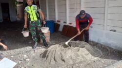 Babinsa Koramil 04/Bintang Bantu Warga Binaan Pasang Keramik Rumah