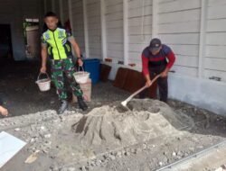 Babinsa Koramil 04/Bintang Bantu Warga Binaan Pasang Keramik Rumah