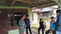 Babinsa melaksanakan komsos dengan Warga Desa Binaan
