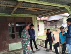Babinsa melaksanakan komsos dengan Warga Desa Binaan
