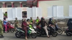 Danramil 02/Bebesen Turun Langsung Pembagian Masker Kepada Warga Di Simpang Empat Bebesen