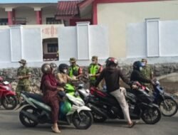 Danramil 02/Bebesen Turun Langsung Pembagian Masker Kepada Warga Di Simpang Empat Bebesen