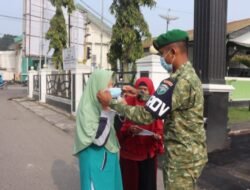 Personil Kodim 0106/Aceh Tengah Bagikan Masker kepada Masyarakat untuk Antisipasi Dampak Kabut Asap