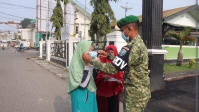 Personil Kodim 0106/Aceh Tengah Bagikan Masker kepada Masyarakat untuk Antisipasi Dampak Kabut Asap